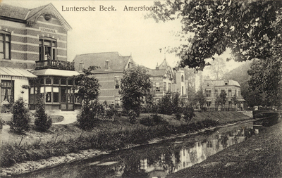 12737 Gezicht op de Luntersche Beek en de voorgevels van de villa's aan de Pieter Bothstraat/Hendrik van Viandenstraat ...